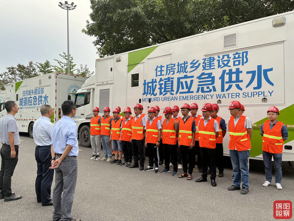 乐竞平台紧急救援供水车保障泸定群众用水安全